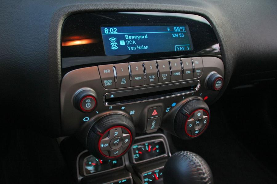 Детали интерьера Chevrolet Camaro RS 2009 года  (фото 83 из 89)